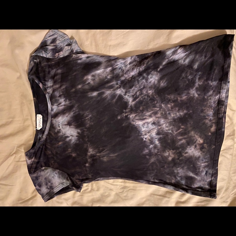 Pinc soft black/grey/white small shirt.